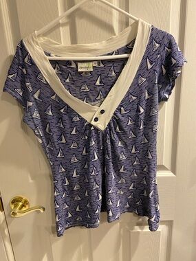 Porridge Navy Sailboat Print Cotton Short Sleeve V-Neck Tee with White Trim M